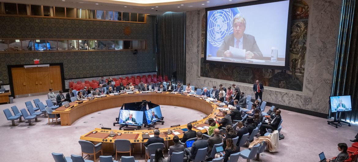 A wide view of the Security Council as Secretary-General Ant&oacute;nio Guterres (on screen) addresses members.